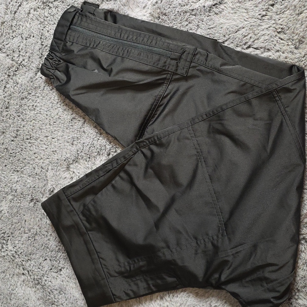 Athleta Black shiny Radiant joggers Zip Snap Close Ankles Pockets Size 8P
